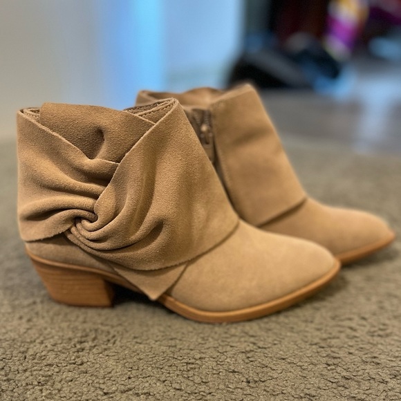 Sole Society Shoes - Sole Society Natalia Knotted Heeled Bootie Tan Size 5.5